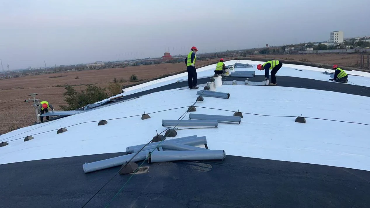 Roof cooling material installation on a grain warehouse in Changji Xinjiang